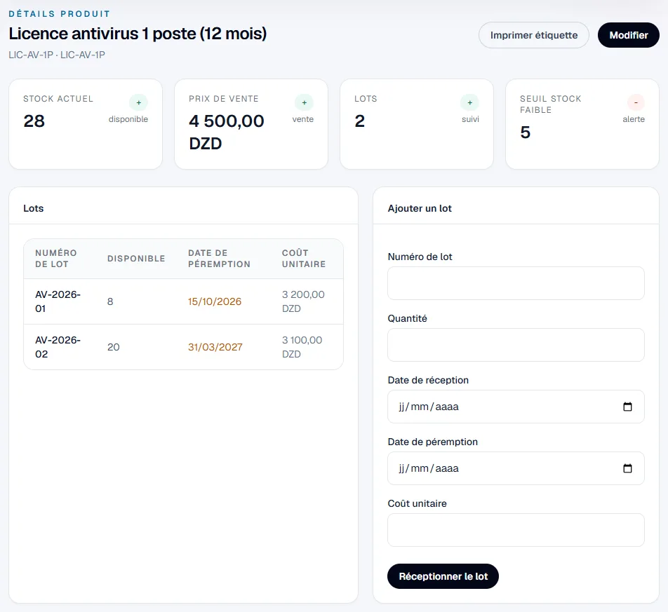 Fiche produit avec un stock actuel de 28, tableau de deux lots avec quantité disponible, date de péremption et coût unitaire, et formulaire Ajouter un lot